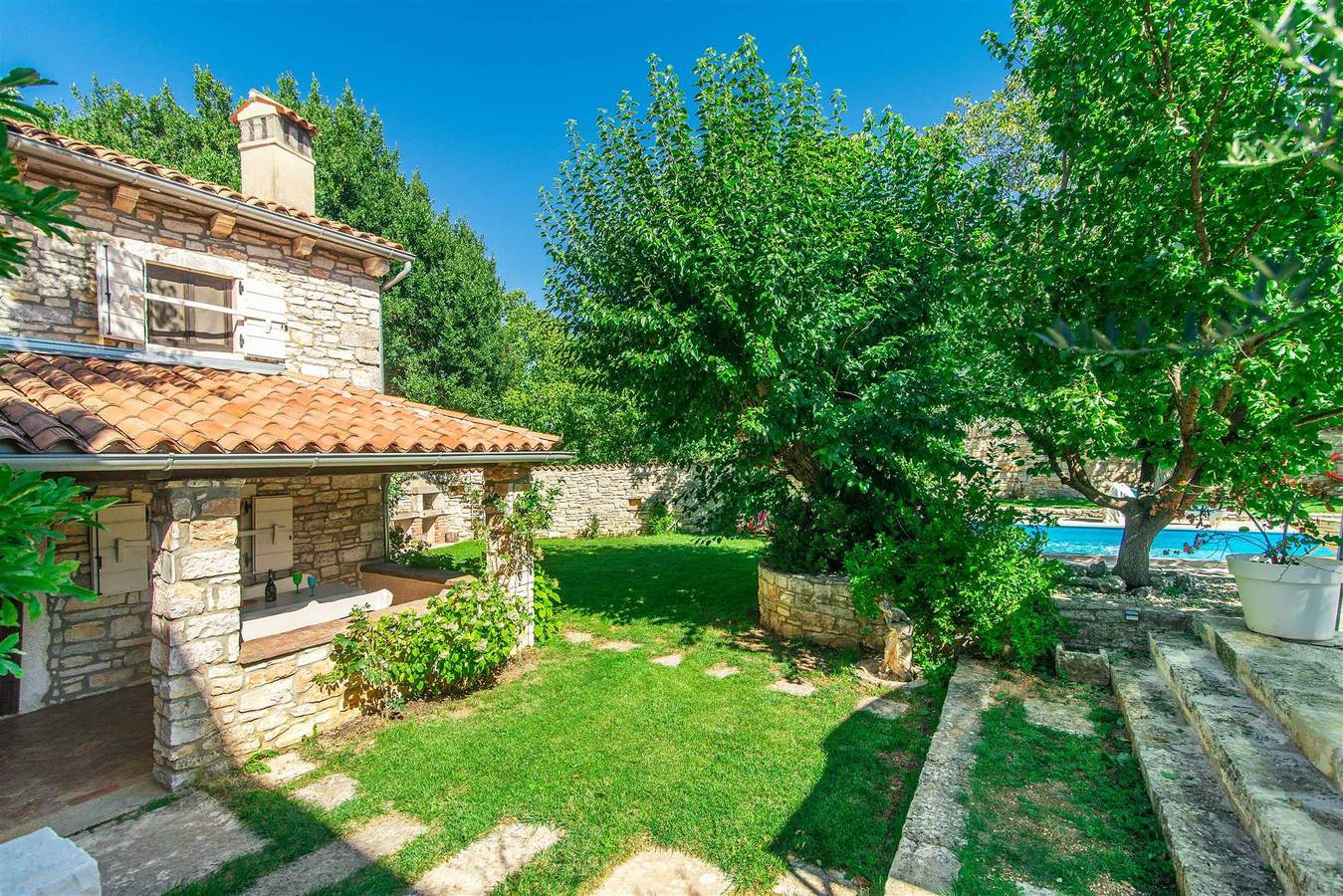 Charming 2-Bedroom Casa Apricot with Parking in Bokordići, Svetvinčenat