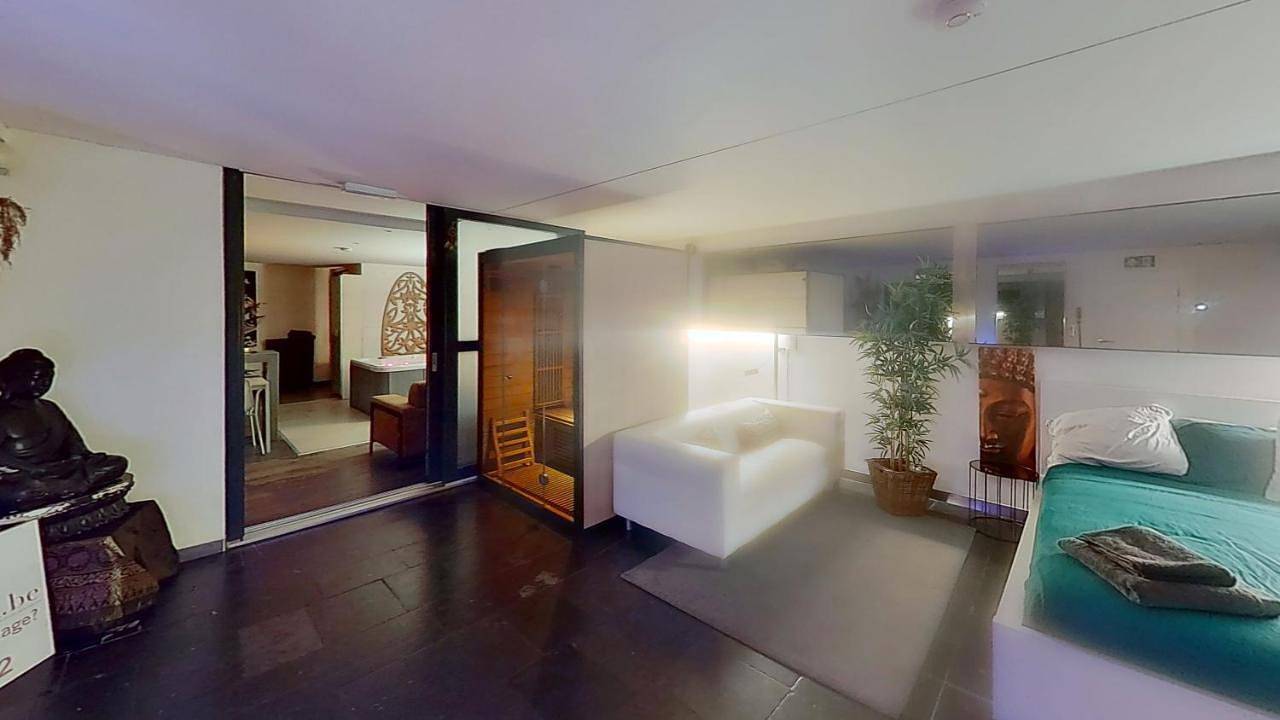 Apartamento entero, Masumi Spa Suite - Private Infrared Sauna and Jacuzzi - Antwerp Centre in Amberes, Región de Amberes
