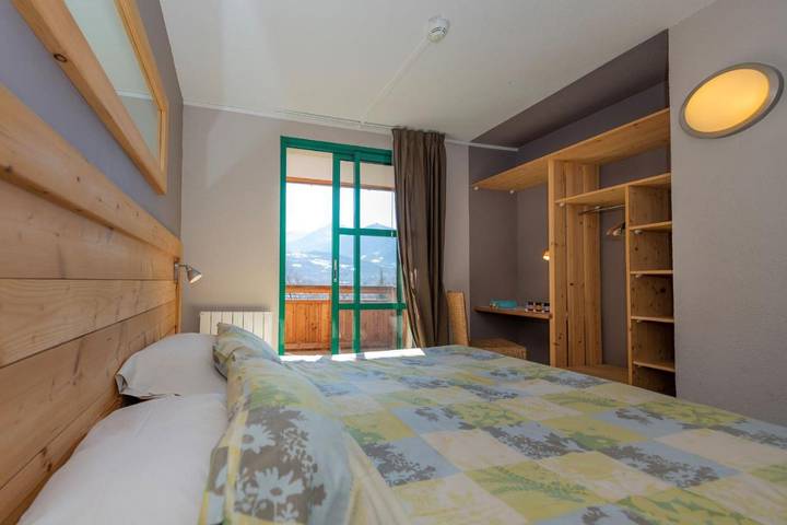 Hôtel pour 5 personnes, avec piscine et jardin ainsi que terrasse et sauna à Puy-Sanières