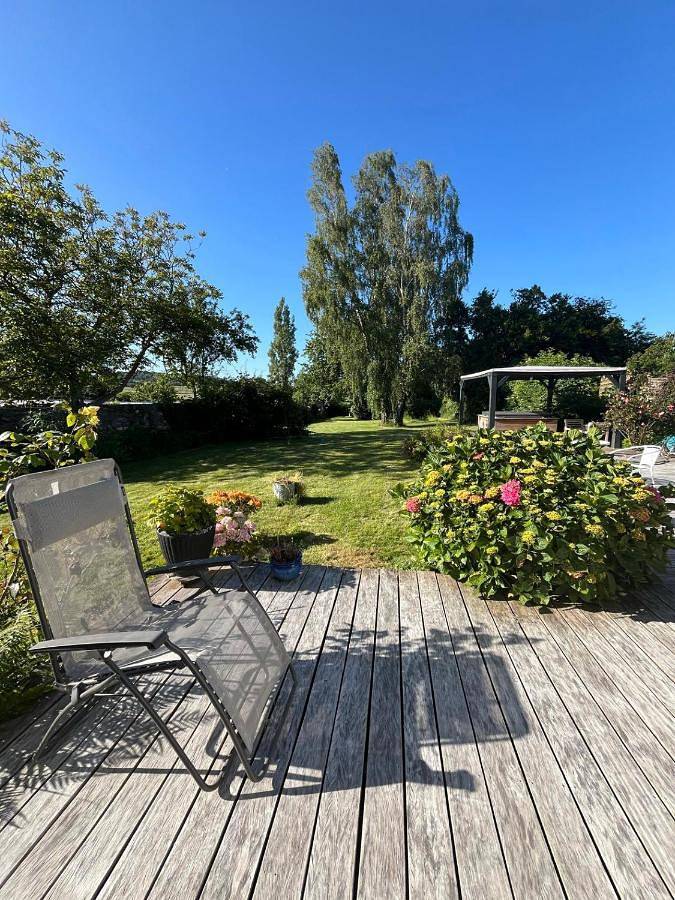 Location de vacances pour 6 personnes, avec terrasse et jacuzzi à La Ville-ès-Nonais