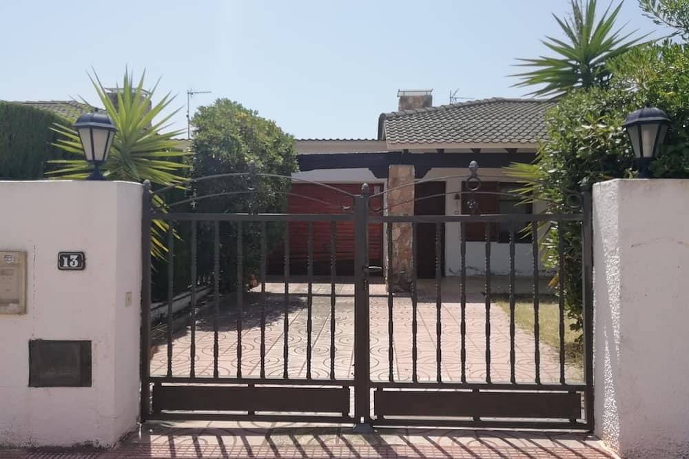 Villa with comfortable and quiet garden near the beach in Creixell, Costa Dorada