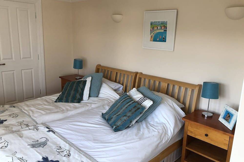 Spacious 5 bedroom Southwold home, all en-suite, close to pier and town in Southwold, Waveney District