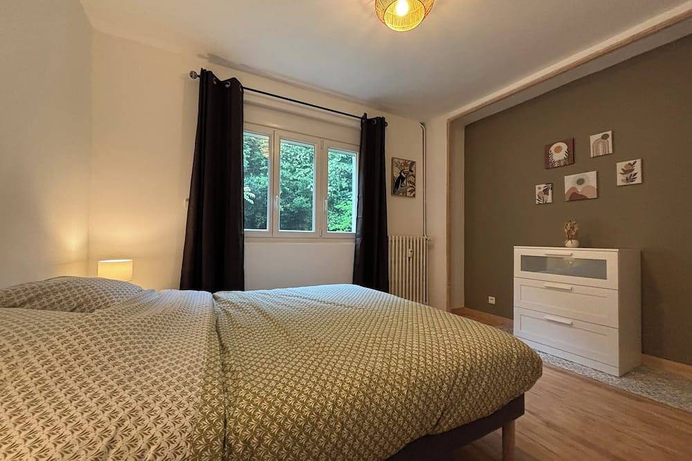 Entire apartment, 2 bedroom apartment Vals les bains with balcony 5 minutes from the thermal baths in Vals-les-Bains, Parc naturel régional des Monts d'Ardèche