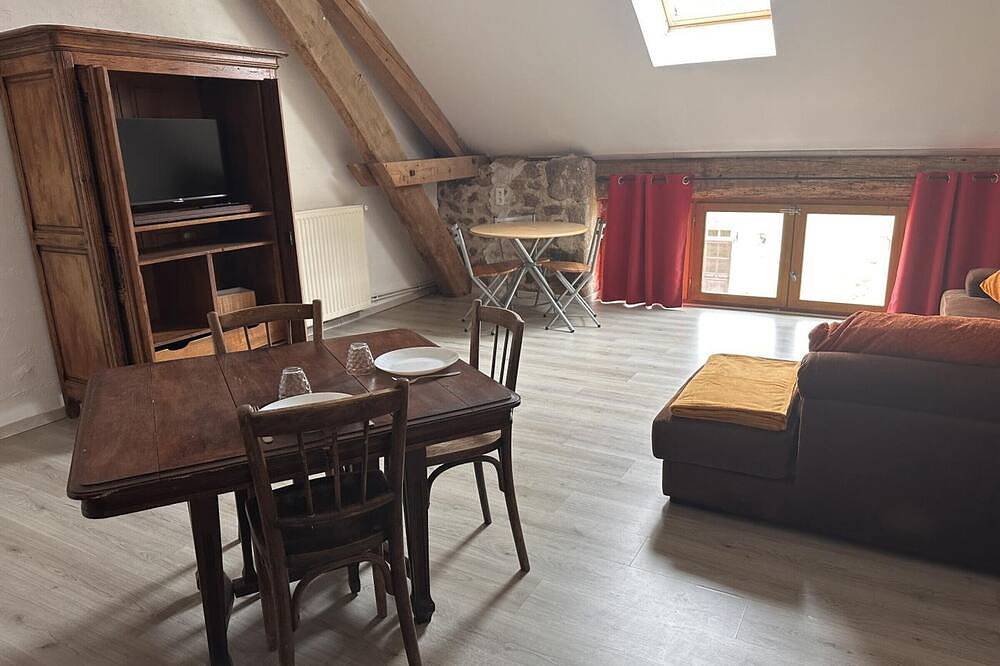 Gîte Campagnard avec Wifi et Animaux Acceptés in Saint-Bonnet-de-Four, Région de Montluçon