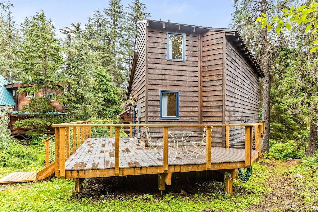 Quiet & contemporary cabin with spacious deck & mountain views - dogs welcome in Girdwood, Anchorage