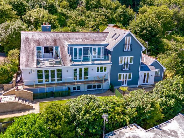 Ferienhaus für 10 Personen, mit Balkon und Whirlpool sowie Terrasse und Garten in Cornwall