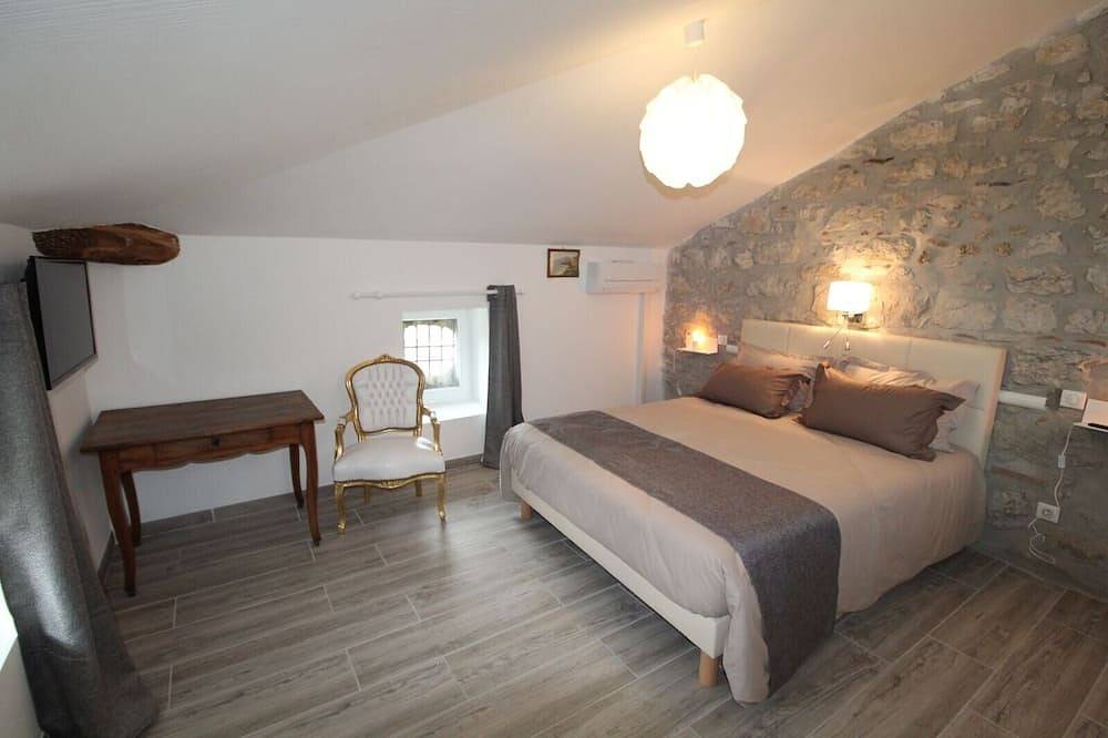 Guest Room 'Marie' with Shared Pool, Wi-Fi, and Air Conditioning in Saint-Alban-Auriolles, Ardèche