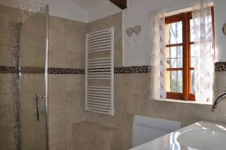 Location de vacances pour 2 personnes, avec Terrasse ainsi que Jardin et Piscine à Puyméras - 4