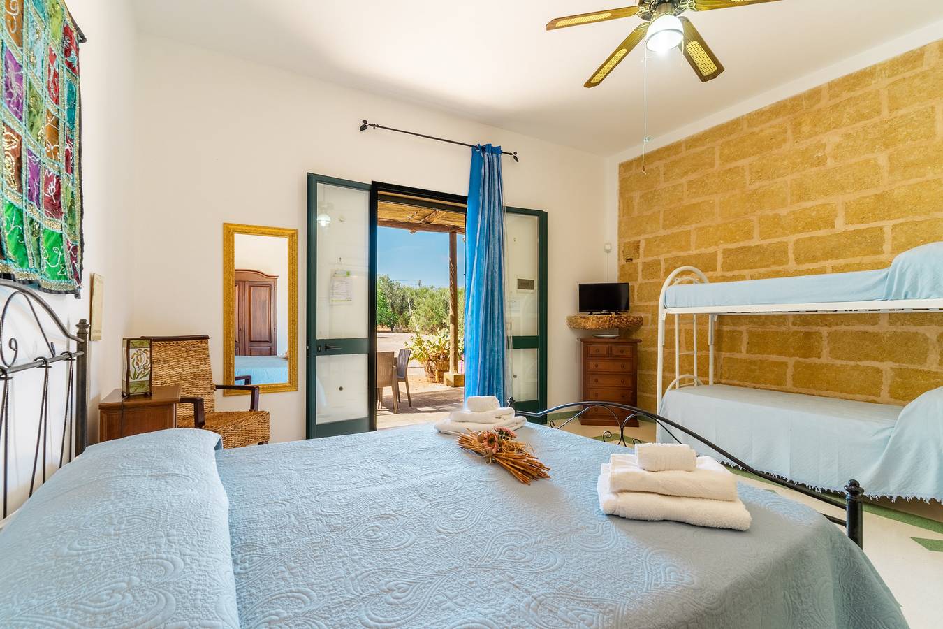 Entire apartment, Holiday Apartment "Domus Mea Salento Arazzo Blu" with Shared Pool & Wi-Fi in Gulf of Taranto