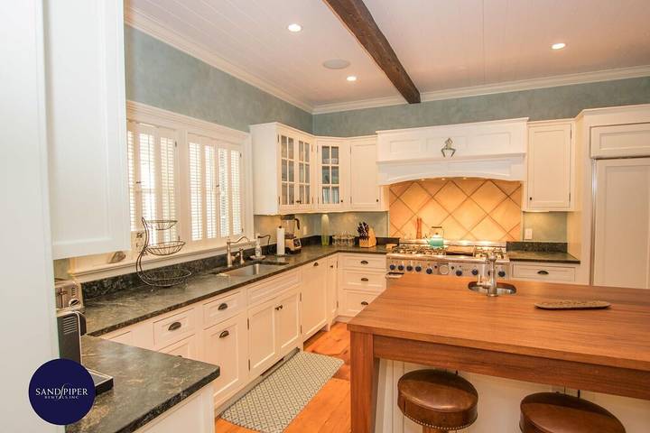 Vacation rental for 8 people, with hot tub and yard in Martha's Vineyard