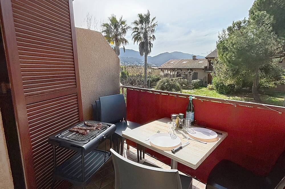 Entire apartment, Feet in the water in Corsica in Alata, Ajaccio region
