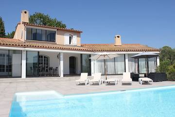 Location de vacances pour 8 personnes, avec jardin à Bagnols-en-Forêt