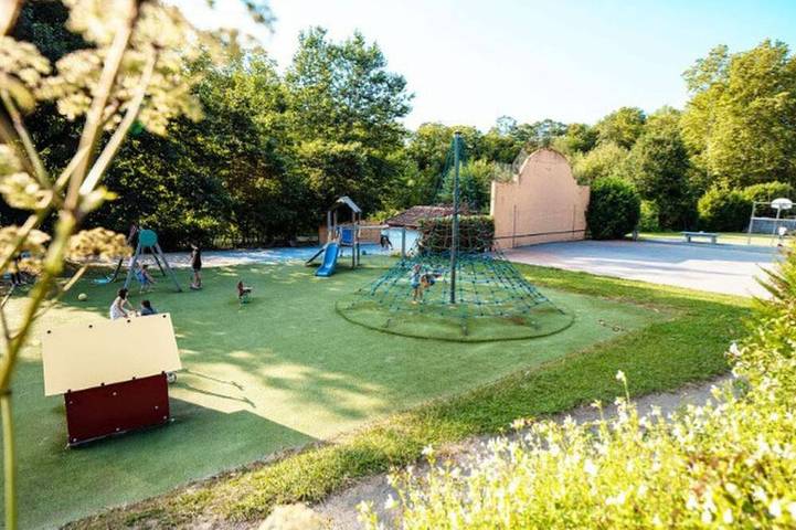 Comfortable mobile home with terrace in Espelette for 5 people in Espelette, Bayonne region