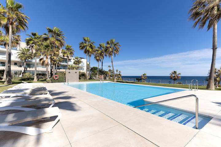 Entire apartment, Apartment 'Modern Frontline Beach - Estepona' with Sea View, Wi-Fi and Air Conditioning in Buenas Noches, Estepona