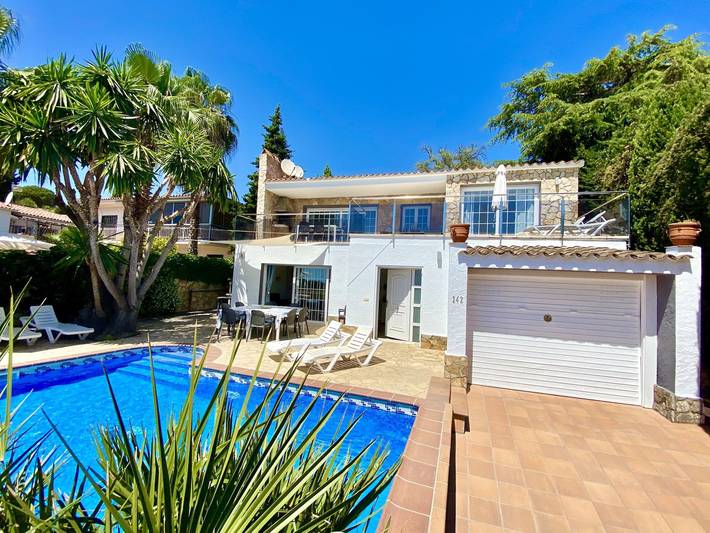 Ferienhaus für 10 Personen, mit Meerblick und Balkon/Terrasse sowie Garten und Pool in Lloret de Mar