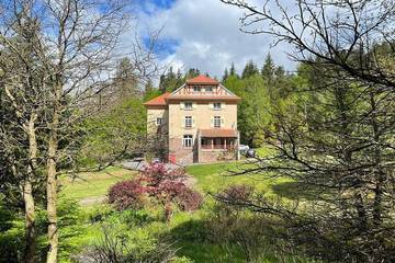 Gîte pour 26 personnes, avec terrasse et jardin ainsi que jacuzzi et sauna, animaux acceptés dans Angomont