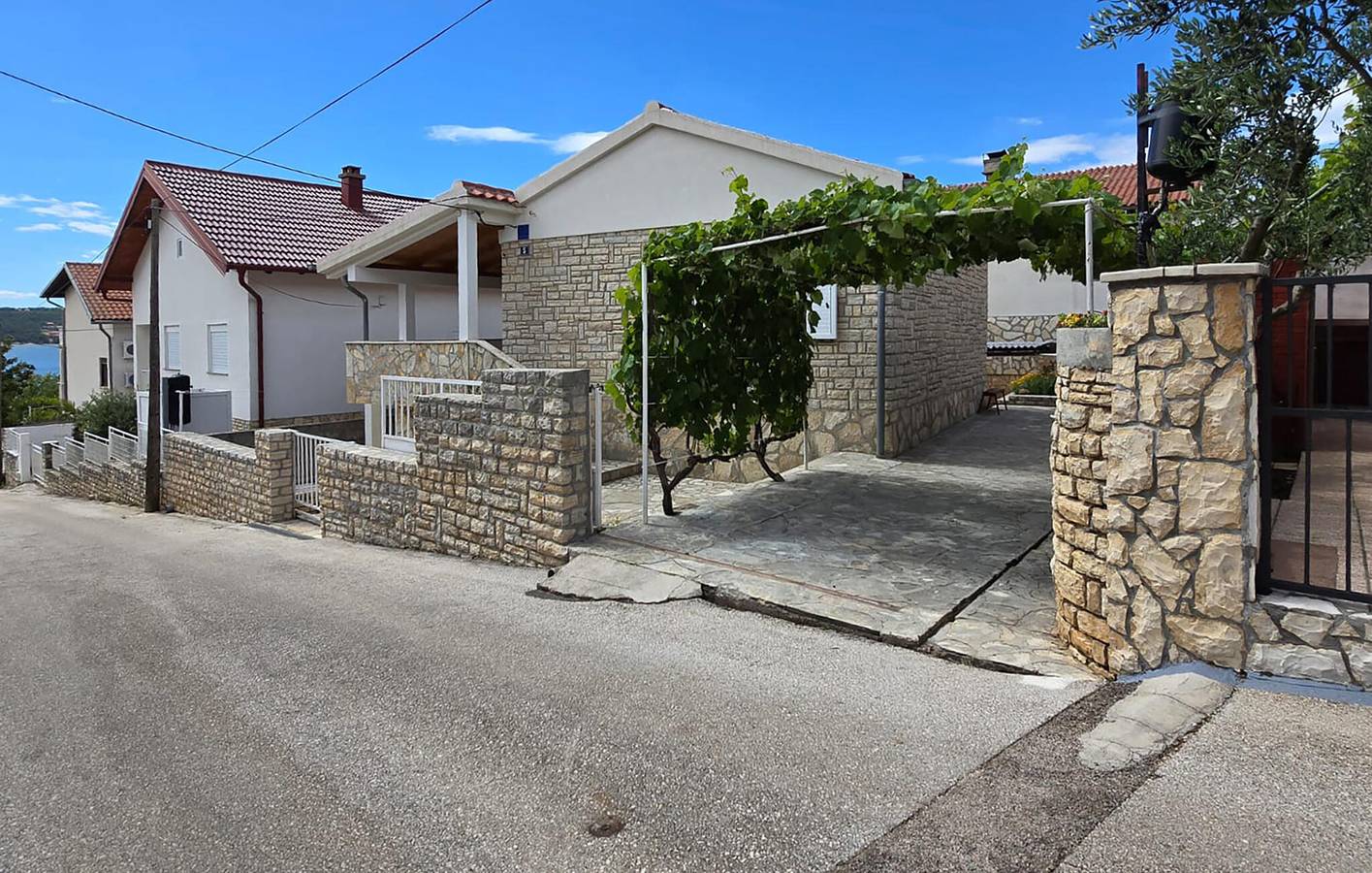 Gemütliche 1-Zimmer-Wohnung mit WLAN, Terrasse und Parkplatz in Küstennähe in Donji Karin, Zadar