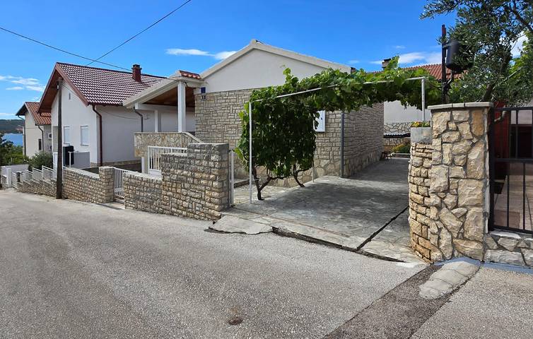 Gemütliche 1-Zimmer-Wohnung mit WLAN, Terrasse und Parkplatz in Küstennähe in Donji Karin, Zadar