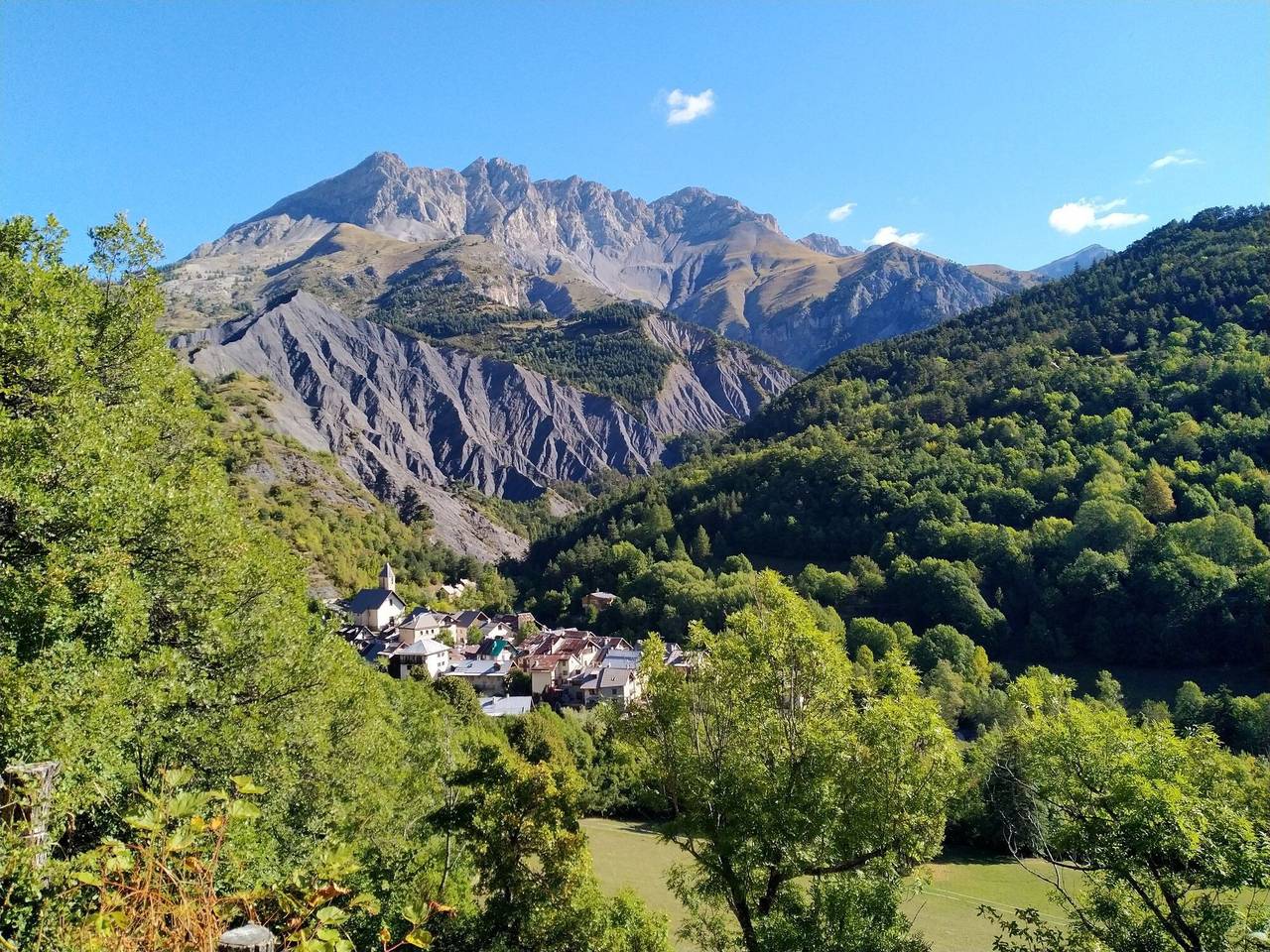 Appartement entier, Appartement 'Gîte Noryema Chaleureux T1, 40m²' avec vue montagne, terrasse privée et Wi-Fi in Entraunes, Région de Nice