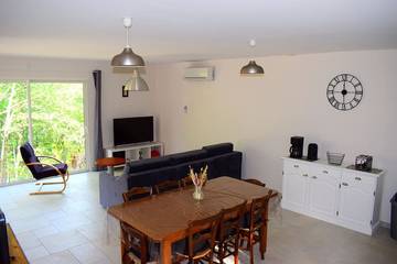 Location de vacances pour 8 personnes, avec piscine à Vesseaux