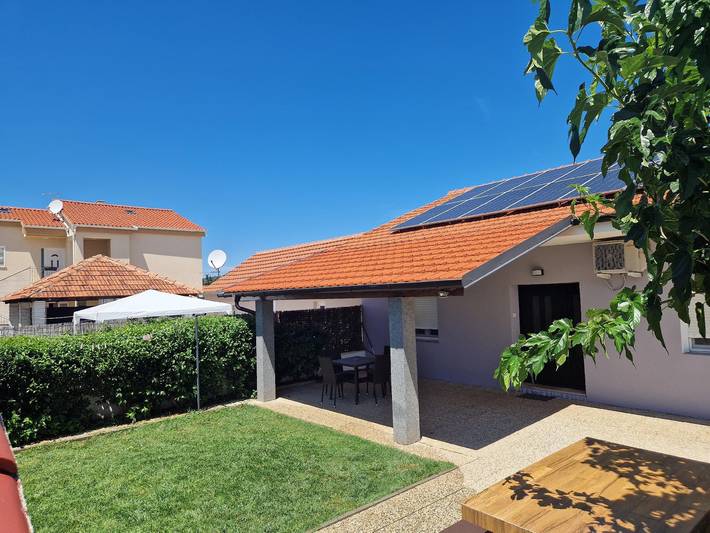 Ferienhaus für 5 Personen, mit Terrasse und Garten in Sukosan