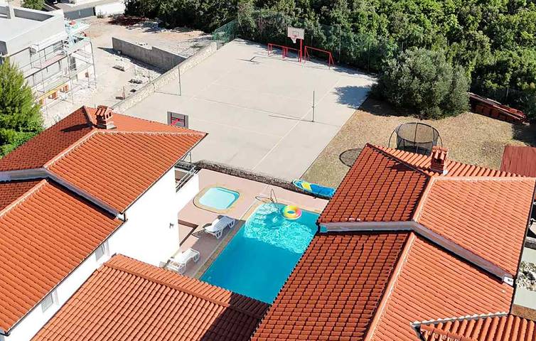 Apartamento vacacional entero, Acogedor apartamento con piscina, terraza y acceso a la playa, ¡a solo 2 km! in Raša, Costa Este de Istria