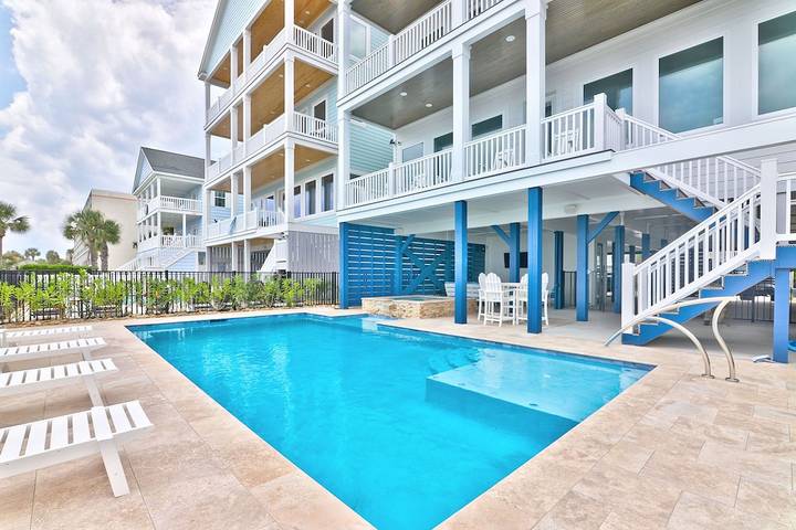 Vacation rental for 28 people, with hot tub and balcony as well as yard in Cherry Grove Beach