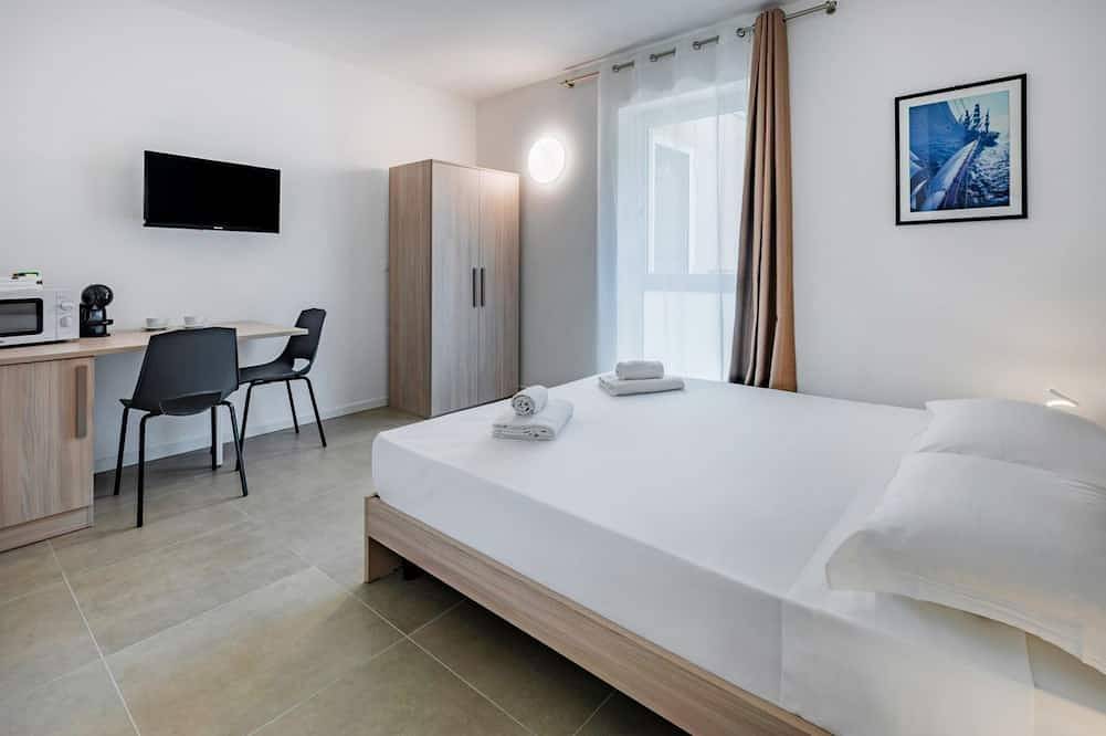 🏡 Modern & Functional Rooms in Mestre – Brand-New Guesthouse with Free Parkingperfectly located for Venice: bus no. 5 passes every 10 minutes and takes you directly to the historic center in just a few minutes! Rooms are equipped with a comfortable in Mestre, Venice