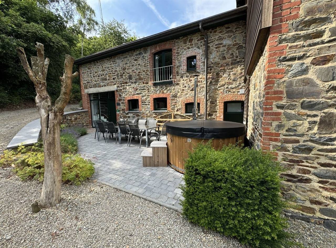 Gezellige groepsaccommodatie voor 15 personen met hottub in Stavelot, nabij Spa in Stavelot, Luik en omgeving