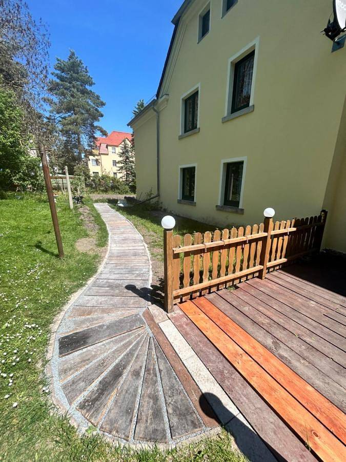 Ferienwohnung für 4 Personen, mit Terrasse und Garten sowie Pool und Ausblick in Freital