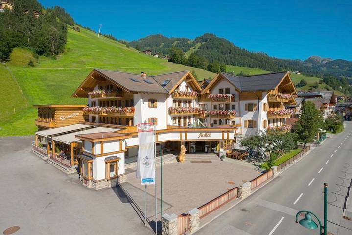 Hôtel pour 4 personnes, avec balcon ainsi que sauna et jacuzzi