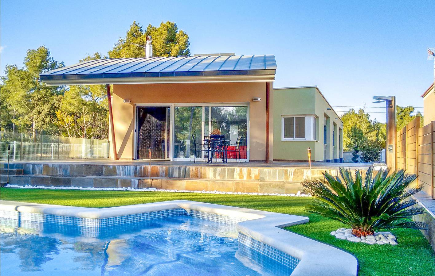 Amplio apartamento con terraza junto a la piscina e Internet in Cabra del Campo, Alto Campo