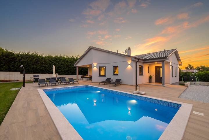 Villa für 8 Personen, mit Garten und Pool sowie Terrasse, mit Haustier - 1