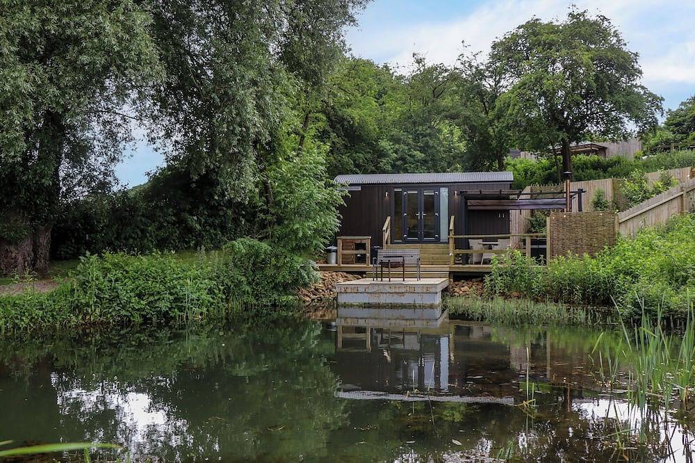 The Shepherds Hut At Bridge Lake Farm & Fishery in Chacombe in Oxfordshire