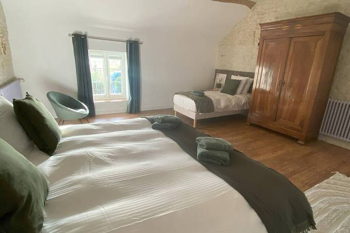 Large charming gîte with swimming pool * 10 pers* 2km Center Parcs in Morton, Loire-Tal