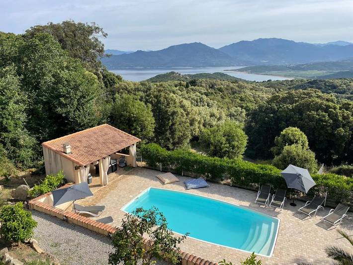 Location de vacances pour 2 personnes, avec vue ainsi que piscine et jardin à Belvédère-Campomoro - 3