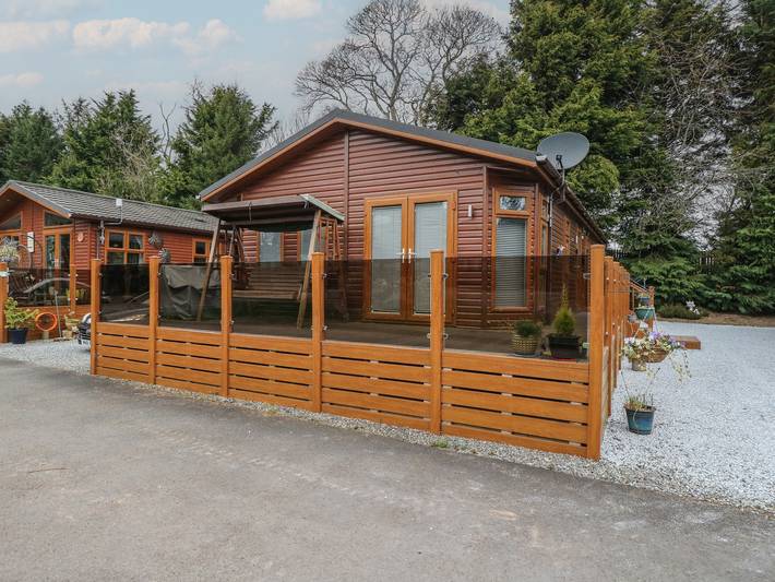 Lodge for 4 people, with garden, with pets in Auchterarder