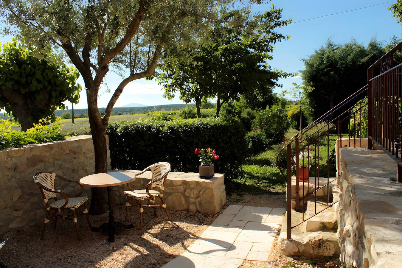 Ferienhaus 'Gite Domaine De La Bruge' mit Bergblick, privater Terrasse & Wlan in Saint-Remèze, Privas