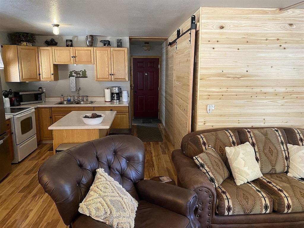 Charmantes Blockhaus mit übergroßem Deck und herrlichem Ausblick! Genießen Sie die frische Bergluft in Duck Creek Village, Dixie National Forest