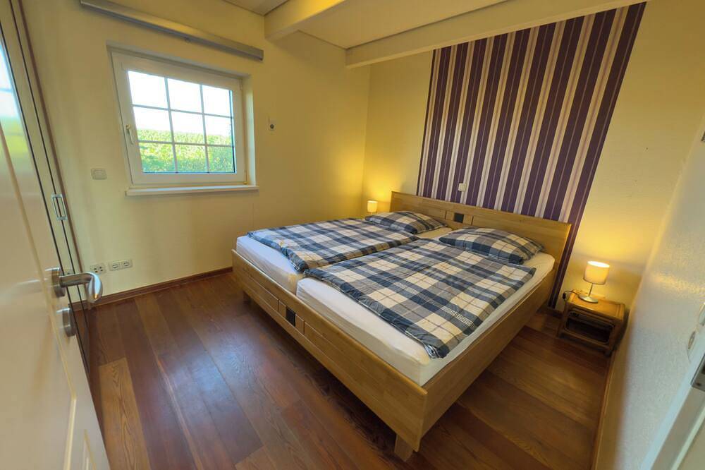 Das Minser Deichhaus ist ein gemütliches Ferienhaus direkt am Deich an der Nordsee und bietet auf zwei Etagen Platz für bis zu 8 Personen – ideal für Familien und Gruppen, die Erholung in ruhiger Lage mit Garten, Terrasse und moderner Ausstat... in Minsen, Wangerland
