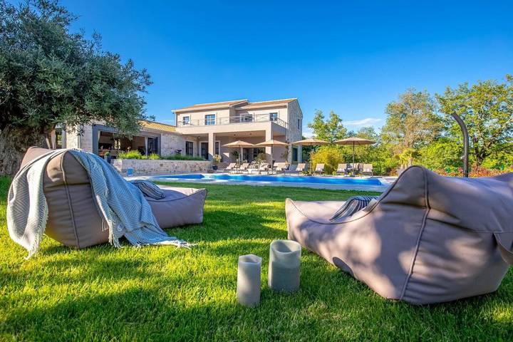 Ferienhaus für 10 Personen, mit Pool und Garten sowie Whirlpool