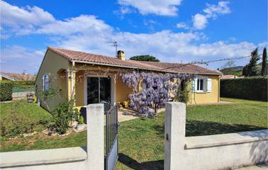 Gîte pour 6 personnes, avec jardin ainsi que terrasse et piscine à Malataverne