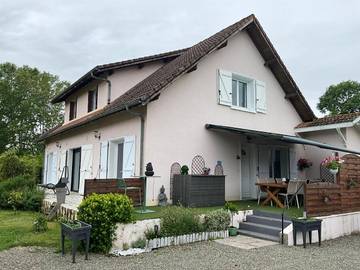 Chambre d’hôte pour 4 personnes, avec jardin ainsi que vue et piscine à Maubourguet