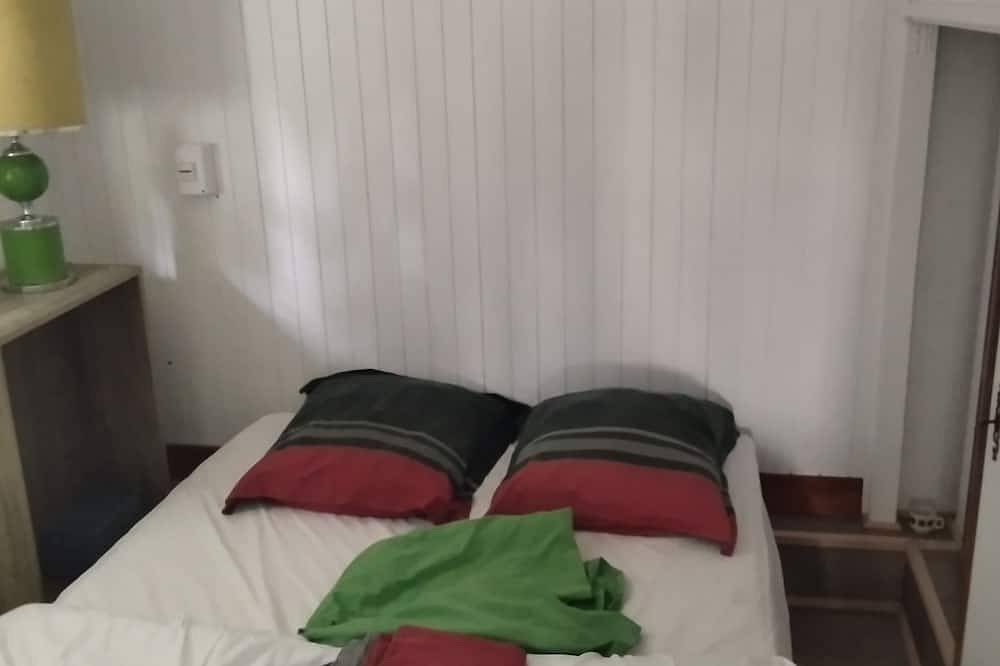25 m² cottage right on the water; pets allowed in Neuvic, Ussel region