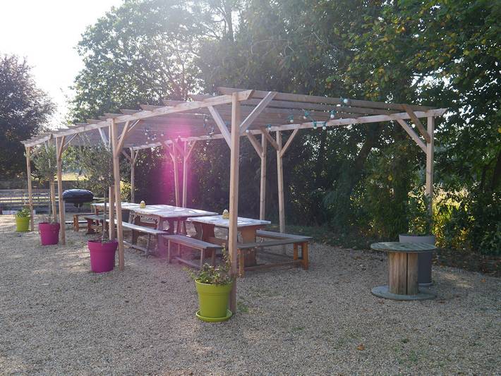 Gîte pour 32 personnes, avec terrasse ainsi que jardin et piscine dans Maine-et-Loire - 2