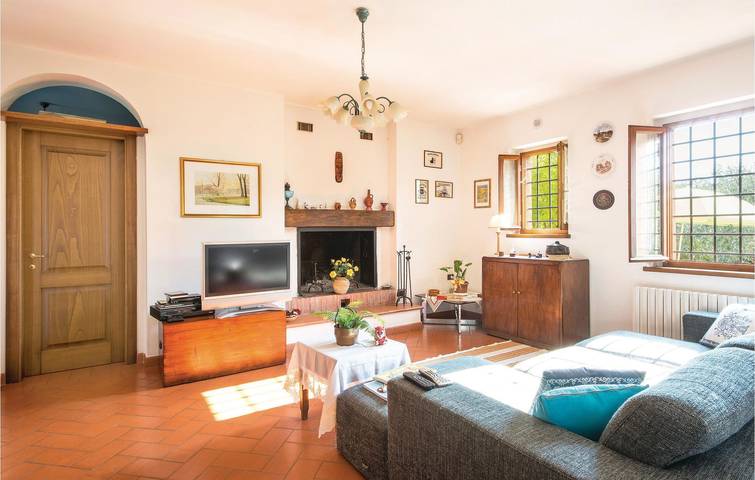 Appartamento con piscina e giardino con parcheggio e WiFi in Marliana, Provincia di Pistoia