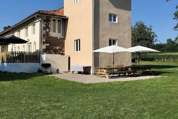 Gîte pour 12 personnes, avec terrasse et jardin à Mazerolles