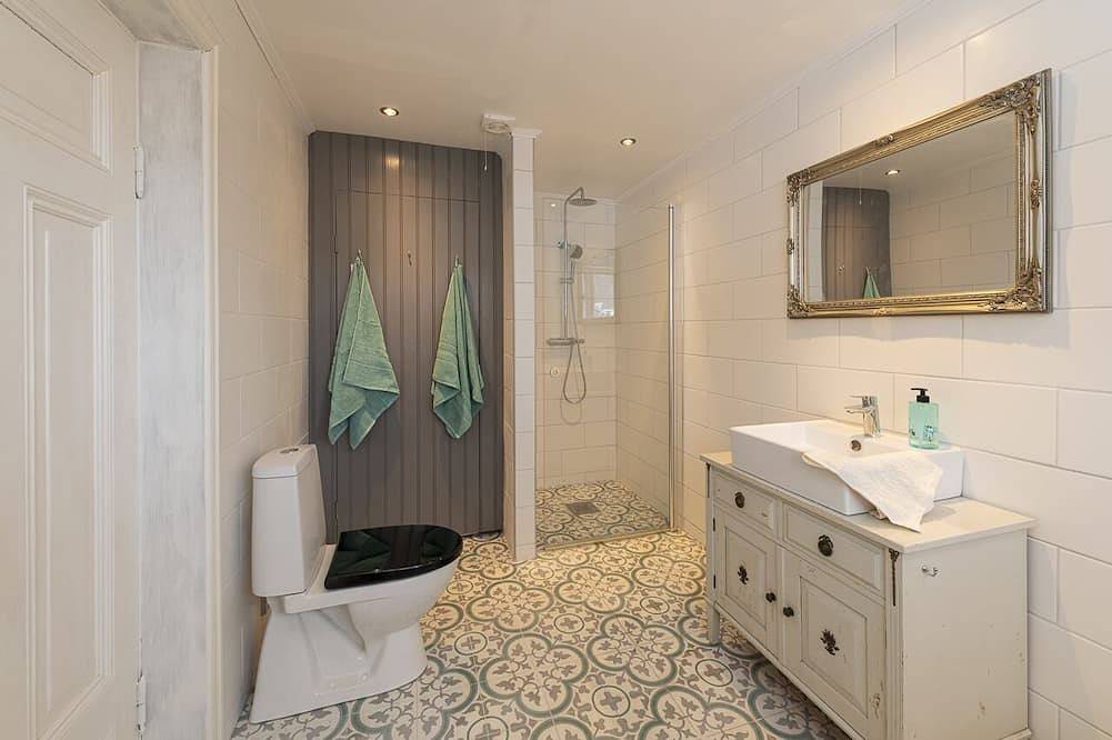 Fantastisches Cottage aus dem 18. Jahrhundert. Mit eigenem Steg und Whirlpool. in Akersberga, Österåker und Umgebung