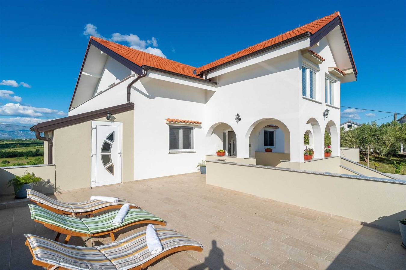 Ganze Wohnung, Ema's Olive Garden Apt 1 - Nur für Familien 4+2 in Poličnik, Zadar