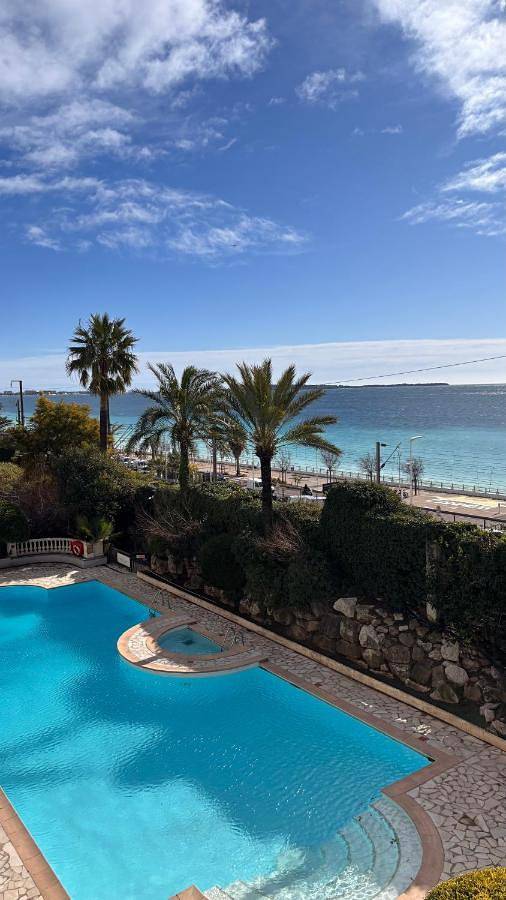 Gîte pour 4 personnes, avec jardin et piscine dans Office De Tourisme Cannes La Bocca